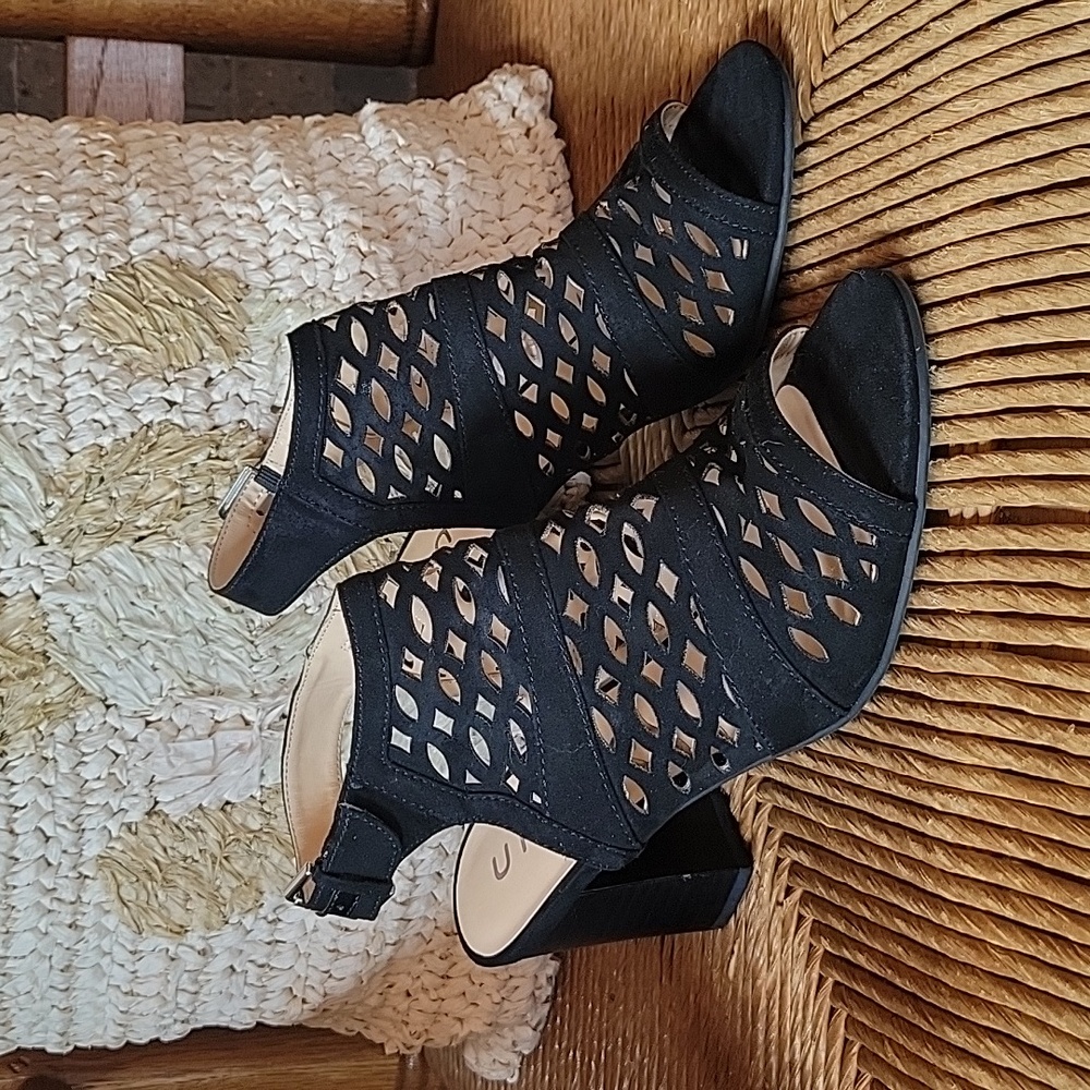 Unisa Unperle cut out, open toe black, suede sandals, size 7.5